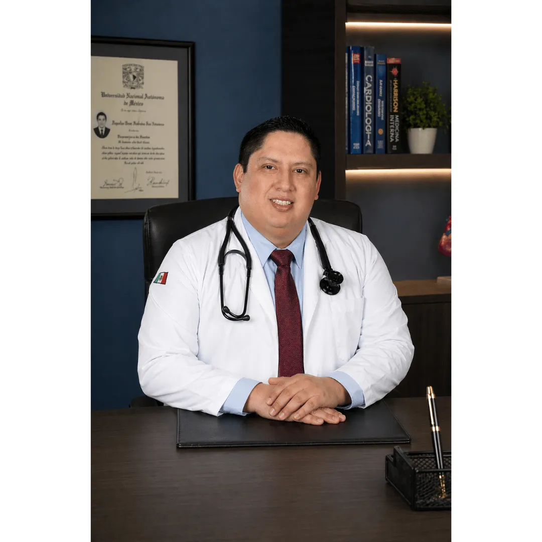 Dr. Misael Carreón en su consultorio en Ciudad Victoria